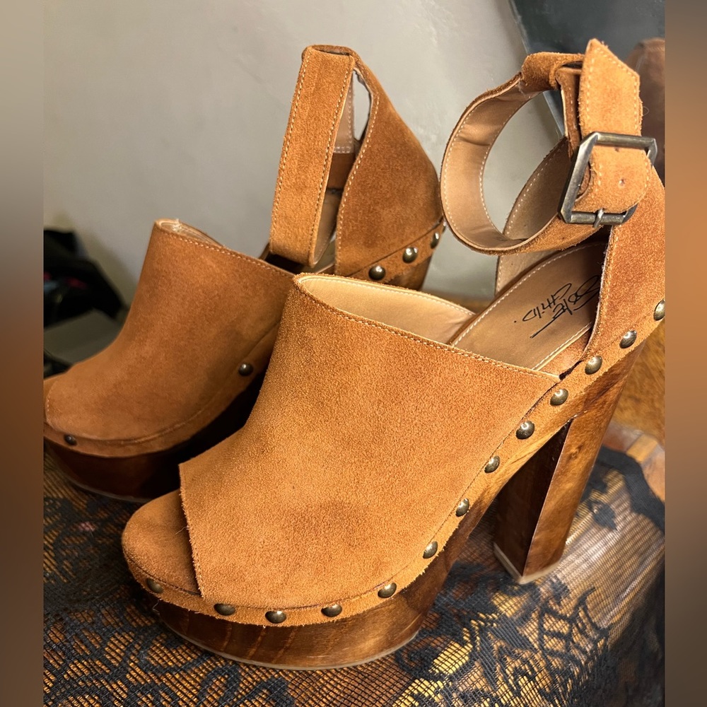 SOLE CHILD Suede Platform Heels 🤎